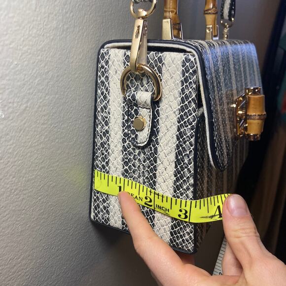 MMS Faux Snake Print Rigid‎ Mini Purse/Crossbody Statement Bag Black/White Wood - Picture 6 of 12